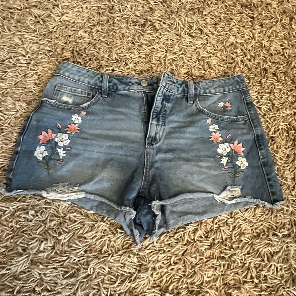 Adorable embroidered floral shorts